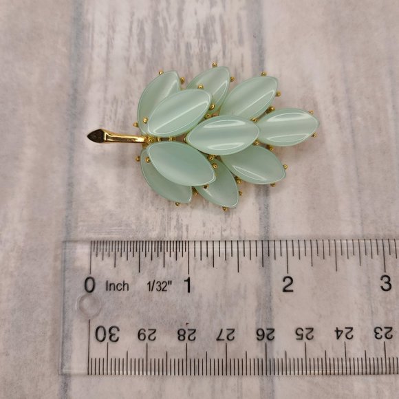 Moonglow Lucite Spring Green Leaf Brooch Pin. Vintage Pinup Retro - Picture 3 of 6